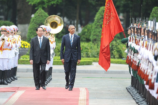 Chủ tịch nước Trần Đại Quang và Tổng thống Mỹ Barack Obama trong lễ đón tại Phủ Chủ tịch.