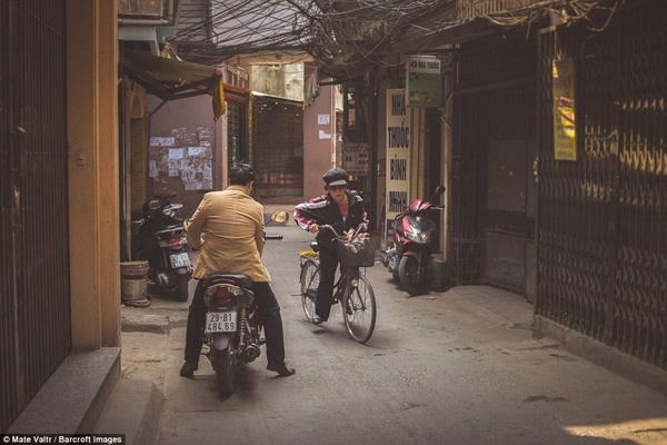 Chỉ có các bác trung niên đang chuẩn bị đi chợ buổi sáng là đang tất bật trong con hẻm mà thôi.