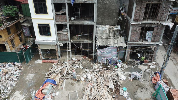 Vỉa hè cũng bị biến thành nơi tập kết tạm vật liệu xây dựng cho các hộ dân..