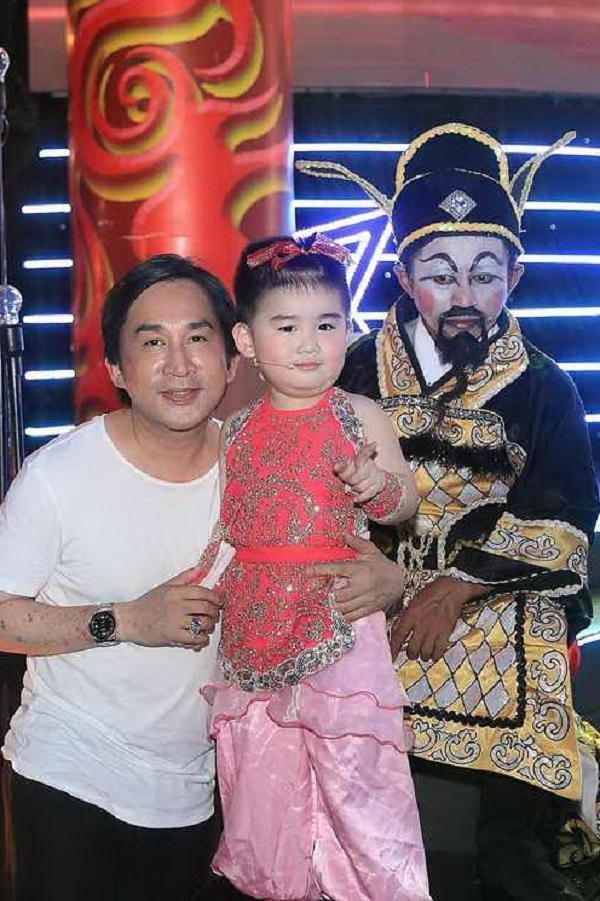 Vở tuồng Na Tra lóc thịt có sự tham gia của Bạch Long.