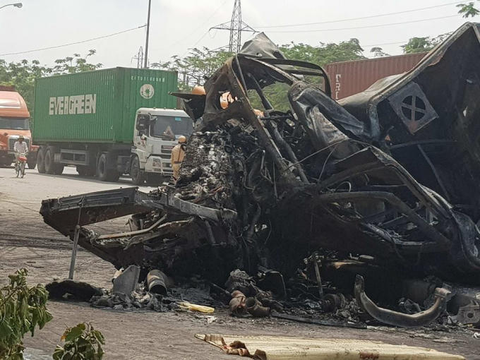 Chiếc container cháy chỉ còn lại cháy trơ khung. (Ảnh: Vietnamnet)