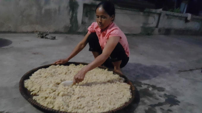 Cơm rượu được nấu từ gạo nếp lứt với nước giếng khơi. Chị Nhiên cho biết, sau khi nấu cơm xong thì dàn đều ra một cái nia lớn cho nguội. Trong khi chờ cơm nguội tiến hành giã nhỏ men thuốc Bắc, chờ khi cơm nguội mới tiến hành rắc men đều lên cơm.