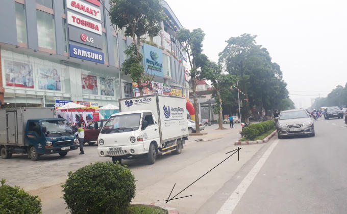 Dải phân cách trên quốc lộ 1A bị Siêu thị điện máy Hương Giang tự ý tháo dỡ để phục vụ mục đích kinh doanh khi chưa được cấp phép.