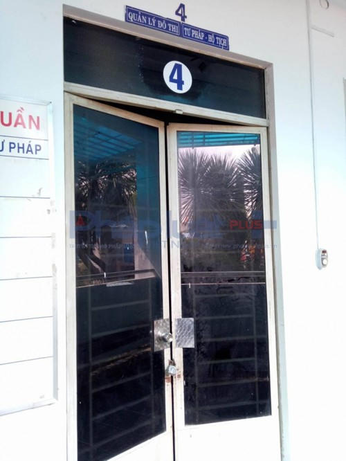 Phòng Quản lý đô thị, Tư pháp - Hộ tịch khóa cửa.