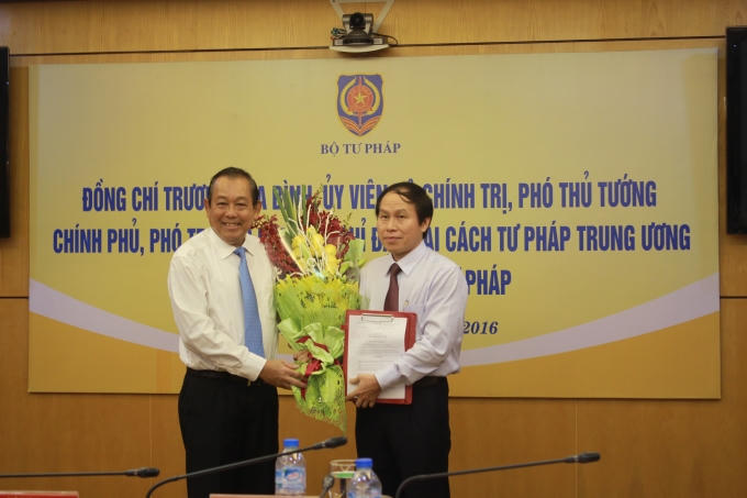 Phó TTg Trương Hòa Bình trao Quyết định bổ nhiệm Thứ trưởng cho ông Châu.