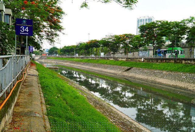 Đoàn sông Tô Lịch nơi đặt các máy lọc công nghệ Nhật. 10 ngày trước, cán bộ của Viện Công nghệ môi trường (thuộc Viện Hàn lâm Khoa học và Công nghệ Việt Nam) đã tiến hành lấy mẫu giám định chất lượng nước trên các đoạn sông Tô Lịch, sau 3 ngày được thí điểm ứng dụng công nghệ xử lý hiện đại Nano - Bioreactor. Kết quả test nhanh chỉ số pH và DO (đo độ kiềm và lượng oxy hòa tan trong nước) cho thấy, tình trạng ô nhiễm có dấu hiệu cải thiện.