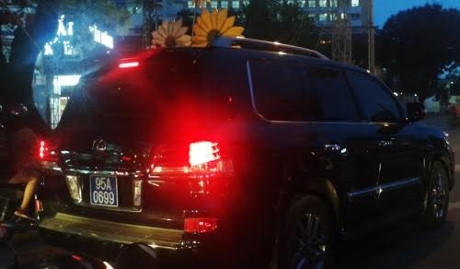Chiếc xe Lexus gắn biển xanh mà Phó chủ tịch tỉnh Hậu Giang Trịnh Xuân Thanh sử dụng trong thời gian dài đã khiến dư luận dậy sóng.