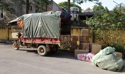 Chiếc xe ba gác cùng tang vật bị đưa về trụ sở công an làm việc.