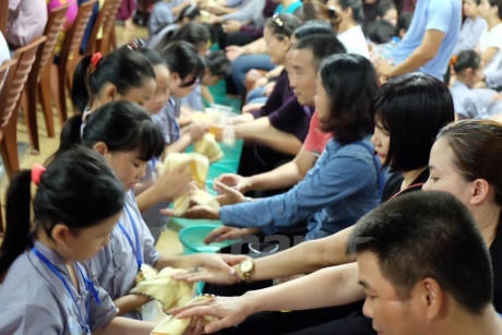 Xúc động nâng niu đôi bàn tay đã chăm sóc, dìu dắt con. (Ảnh: Dương Phạm/Vietnam+)