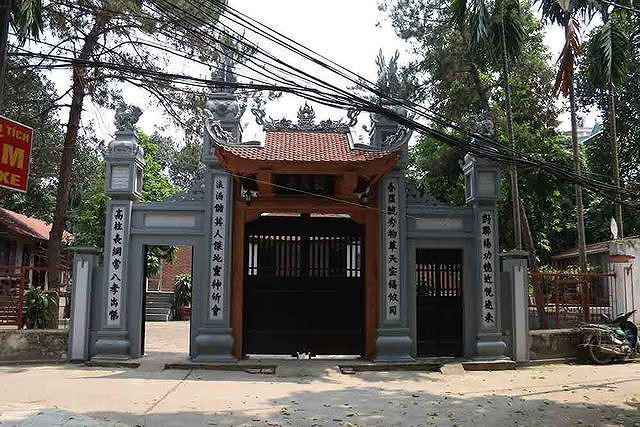 Hiện tại các cụ trong làng cũng chỉ trông nom, thường xuyên dọn dẹp để chuột, rắn không trú ngụ, ngoài ra không có hoạt động nào liên quan đến hang ngầm này. Xung quanh đình Quán La còn có 3 cây di sản hàng nghìn năm tuổi như cây thị, cây đa...