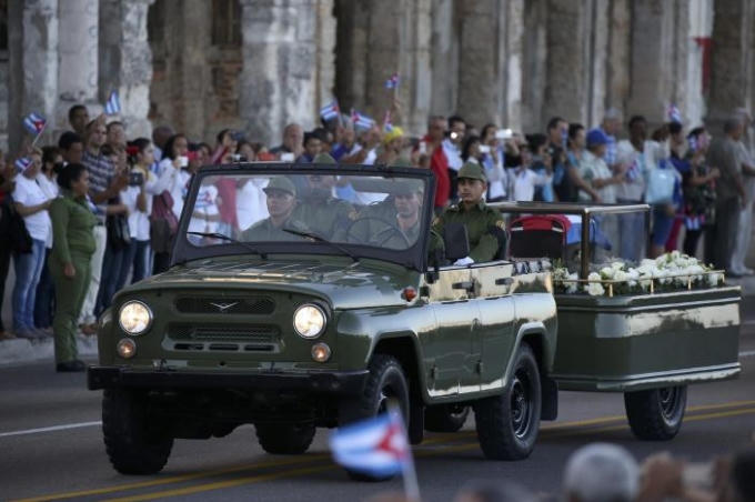 Theo tờ Havana Times, hành trình cuối cùng này của lãnh tụ Fidel gợi nhớ về cuộc diễu hành ăn mừng chiến thắng từ Santiago de Cuba về Havana, sau khi Cách mạng Cuba giành thắng lợi vào tháng 1/1959. Giờ đây, ông lại một lần nữa được đi trên con đường chiến thắng ấy. (Ảnh: Reuters)
