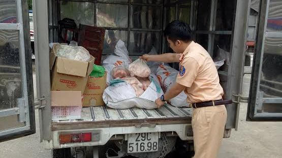 Lô hàng mỡ động vật không có giấy tờ chứng mình nguồn gốc đã bị bắt giữ. (Ảnh: A.T)