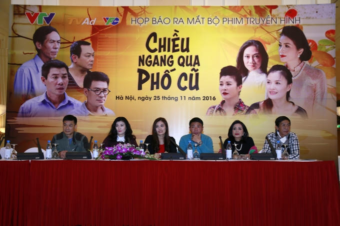 Dàn diễn viên tại buổi họp báo ra mắt bộ phim "Chiều ngang qua phố cũ" của đạo diễn Trịnh Lê Phong.