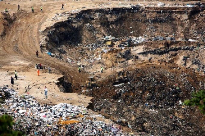 Nguyên nhân ban đầu được xác định là do mưa lớn khiến bãi rác bị sạt lở ngoài sức tưởng tượng.Được biết, bãi rác khổng lồ này tiếp nhận khoảng 500 xe tải rác mỗi ngày.