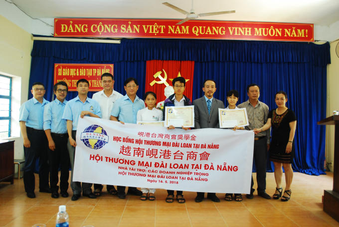 Hội Thương mại Đài Loan tại TP Đà Nẵng trao học bổng cho 3 học sinh tại trường Phan Thành Tài.
