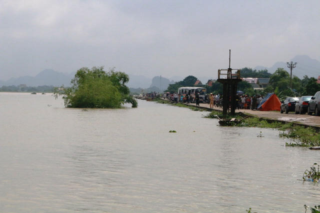 Thủ tướng khen Ninh B&igrave;nh trắng đ&ecirc;m canh từng cm lũ, s&aacute;ng suốt chưa xả tr&agrave;n