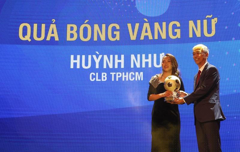 Huỳnh Như lần thứ 3 đoạt Quả b&oacute;ng v&agrave;ng nữ.