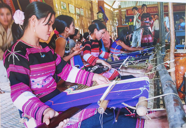 Dệt thổ cẩm ở huyện Vĩnh Thạnh đang ngày một mai một cần bảo tồn phát triển.