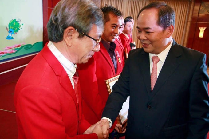 Ông Lê Khánh Hải, Thứ trưởng Bộ Văn hóa, Thể thao và Du lịch trao tặng Huân chương cho các HLV, VĐV. Ảnh: Hồng Phúc