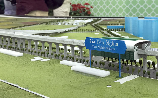 Nhà ga Yên Nghĩa nằm trên quốc lộ 6, phía đối diện bến xe Yên Nghĩa