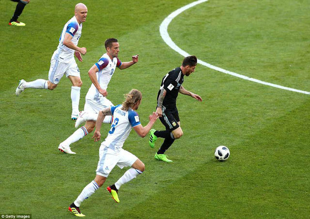 Messi luôn bị 3 hoặc 4 cầu thủ Iceland bao vây mỗi khi nhận bóng. Ảnh: Getty Images