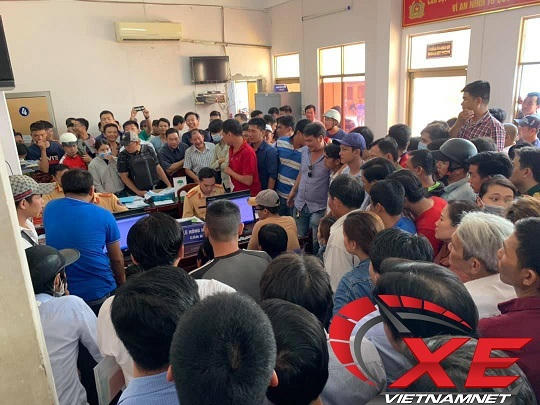 Hàng trăm người xếp hàng, chen chúc đợi bấm biển số ngũ quý 9.