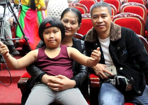 Quán quân nhí trong vòng tay bố mẹ.