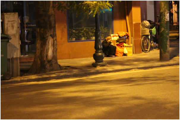 Hơn 1h s&aacute;ng cụ b&agrave; mới ăn tối b&ecirc;n vỉa h&egrave; phố Tr&agrave;ng Thi.