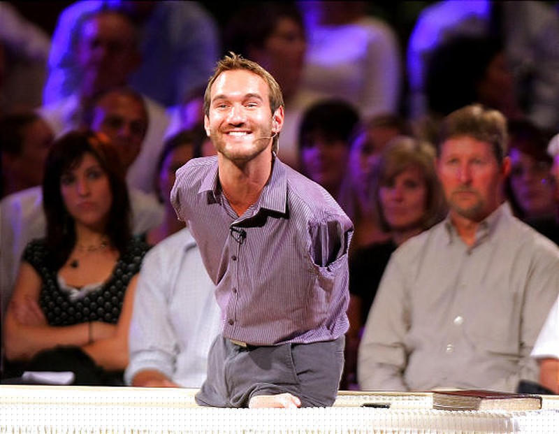  Vượt lên số phận Nick James Vujicic trở thành một diễn giả về động lực cuộc sống.