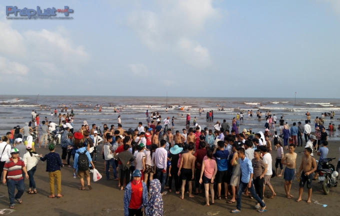 Những du khách tò mò với các trò chơi trên biển.