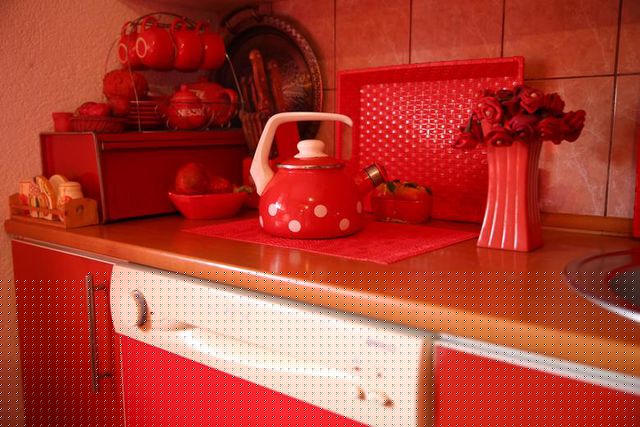 Mọi đồ đạc trong phòng khách đều được phủ màu đỏ, thậm chí kể cả đi dự đám tang bà cũng mặc màu đỏ thay vì màu đen truyền thống.