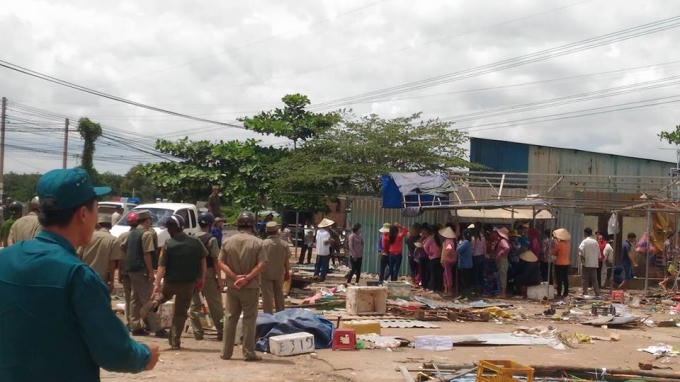 Dân phản đối vì chính quyền cưỡng chế không lắng nghe nguyên vọng dân.