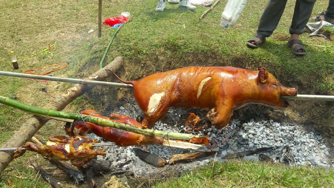 Số gia đình khác chủ động mang theo lợn, gà đến quay và nướng cũng tạo nét đẹp dân giã điểm tham quan.