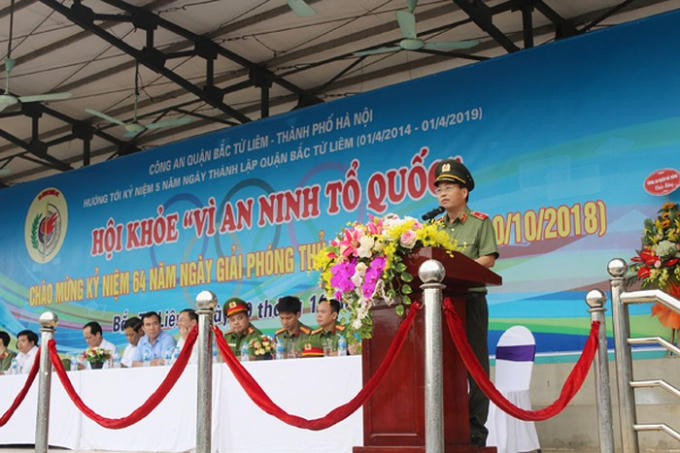 Thiếu tướng Đoàn Ngọc Hùng, Phó Giám đốc CATP Hà Nội phát biểu khai mạc hội khỏe