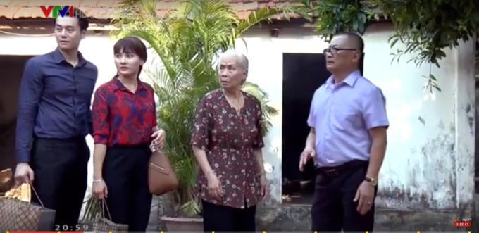 Trong khi khống khí đang khá vui vẻ thì thái độ lạnh lùng của bà Phương khiến đại gia đình khó chịu.