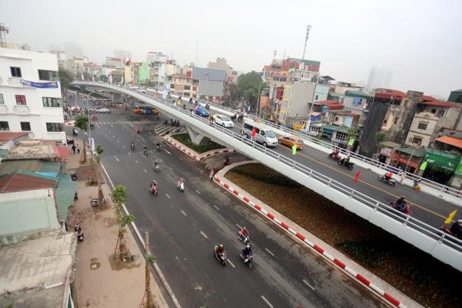 Sáng nay, UBND TP Hà Nội làm lễ thông xe cầu vượt tại nút giao Ô Đông Mác - Nguyễn Khoái. Cầu vượt thi công trong gần 7 tháng, hoàn thành trước tiến độ khoảng 10 ngày.
