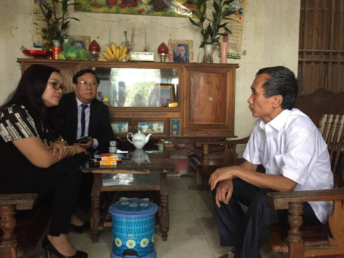 Các Luật sư đồng hành cùng ông Hàn Đức Long đã có mặt tại nhà riêng. Ảnh Nguyễn Xinh