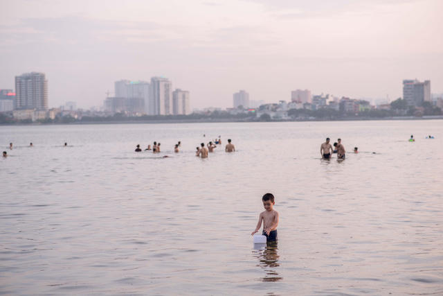 Khung cảnh nhộn nhịp ở bến nước hồ Tây.