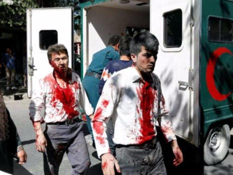 Lực lượng cứu thương có mặt tại hiện trường. (Ảnh: Reuters)