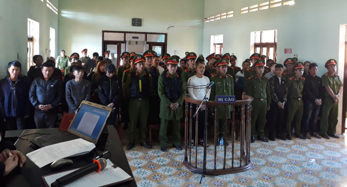 Bị cáo Trần Trung Hùng (áo trắng) cùng đồng phạm tại tòa.