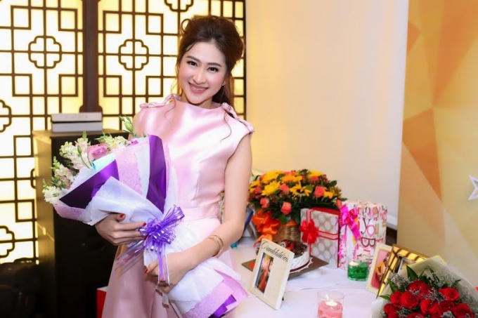 Thùy Trang diện bộ đầm hồng giản dị nhưng vẫn vô cùng gợi cảm và khoe nhan sắc trẻ trung rạng ngời.