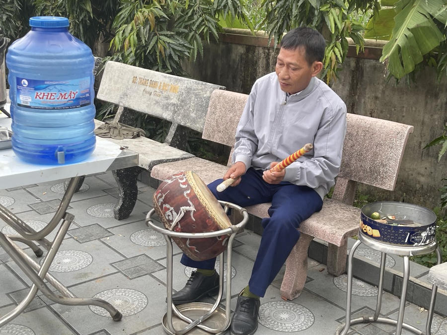 Hình ảnh những người đang ông say sưa gõ nhịp, tiếng trống lúc dồn dập khi tấn công, lúc thong thả khi phòng ngự, đã tạo nên một bản giao hưởng đầy phấn khích cho người xem.