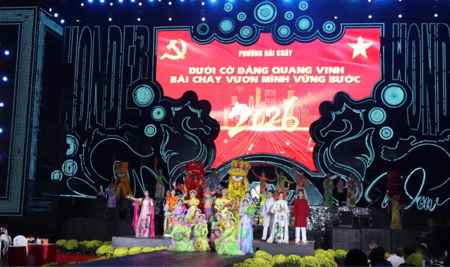 Chương trình nghệ thuật sôi động, hấp dẫn tại phường Bãi Cháy, thu hút đông người dân và du khách đến tham dự.