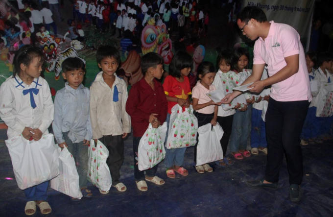 Đại diện Câu lạc bộ Báo chí Nghệ An trao các phần quà đến những học sinh nghèo vượt khó học giỏi.