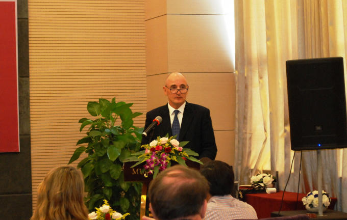 Ông Greg Smith, đại diện Công ty ExxonMobil cam kết cùng Quỹ tài trợ VinaCapital hỗ trợ các hoạt động vì cộng đồng.