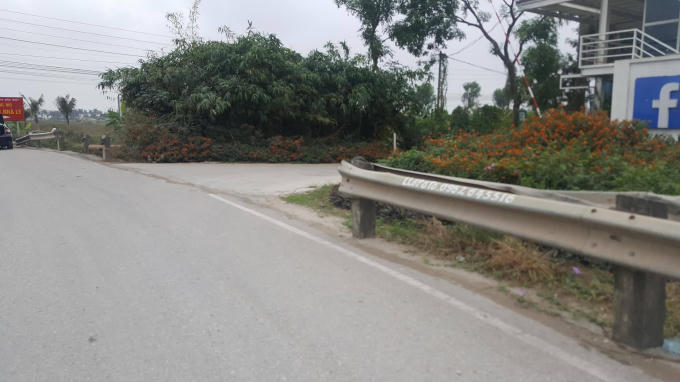 Đoạn hộ lan đường bị tháo dỡ, làm lối đi vào nhà hàng.