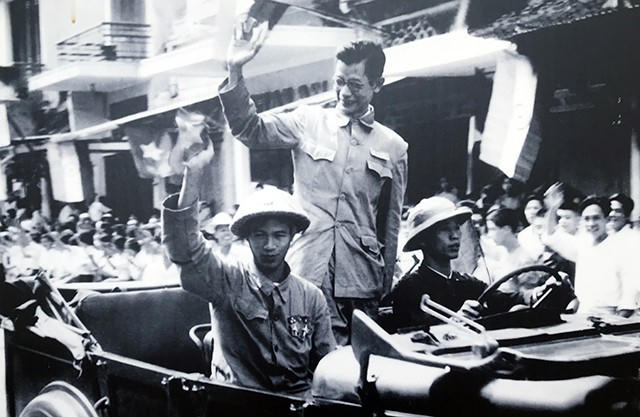 Bác sĩ Trần Duy Hưng, Phó Chủ tịch Ủy ban Quân chính vẫy chào nhân dân trong ngày giải phóng Thủ đô 10/10/1954.