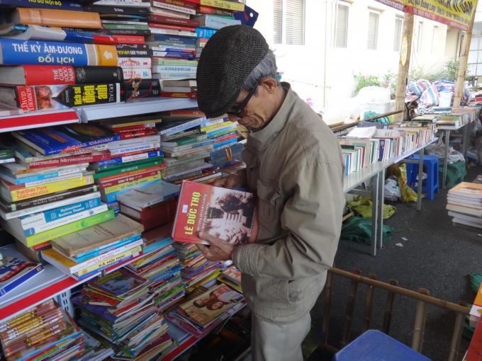 Ông Lương Tam Kỳ (Đông Anh, Hà Nội), mặc dù đã 83 tuổi nhưng năm nào Đại hội sách cũ diễn ra ông cũng đạp xe đến để tìm mua cho mình những cuốn sách về lịch sử, các vị tướng,...