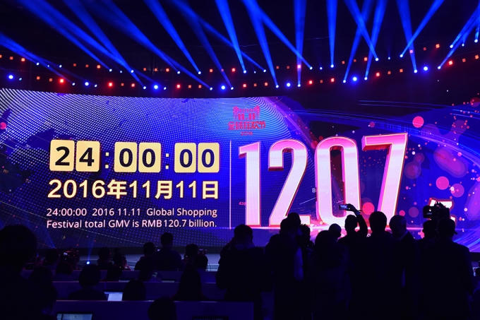Ảnh chụp màn hình khổng lồ hiển thị tổng khối lượng hàng hóa mua sắm (GMV) trên thị trường trực tuyến của Alibaba Tmall trong ngày Singles Day 2016 tại tỉnh Quảng Đông, Trung Quốc. Tổng GMV của Tmall đạt được đã vượt quá 120,7 tỷ Nhân Dân tệ (tương đương 17,78 tỷ USD. Con số cho thấy sức mạnh và tiềm năng to lớn của mua sắm trực tuyến.