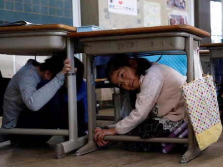 Các học sinh tham gia bài tập phản ứng giả lập trước động đất tại một trường tiểu học ở Tokyo vào ngày 10-3-2017. Ảnh: REUTERS.